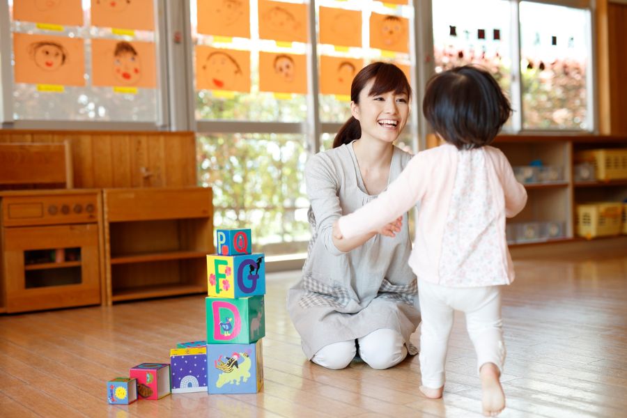 保育園で遊ぶ保母さんと幼児