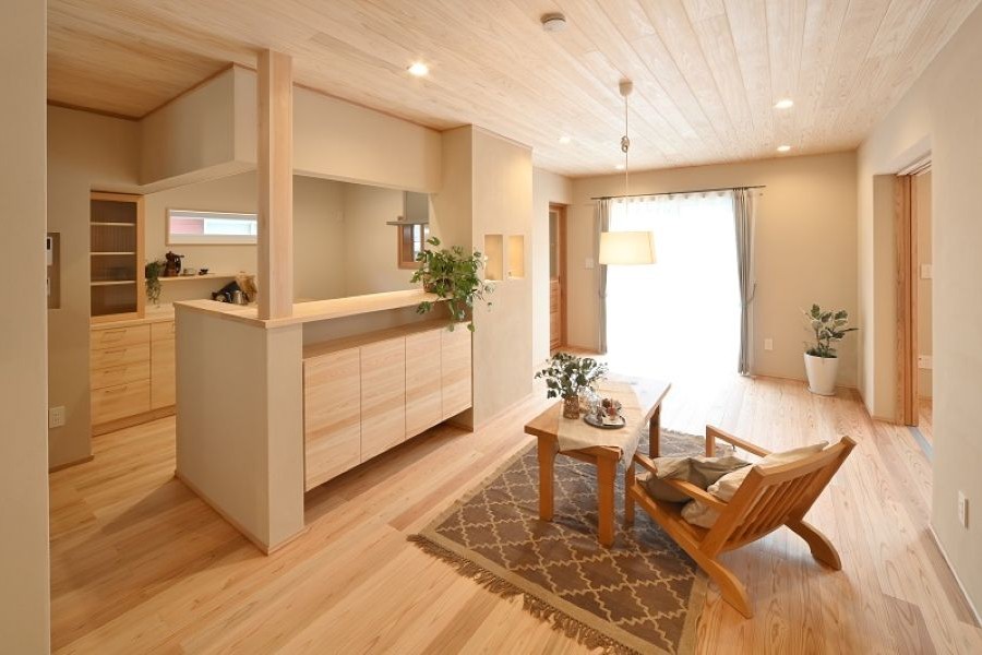 無垢の木が使われた家のリビング