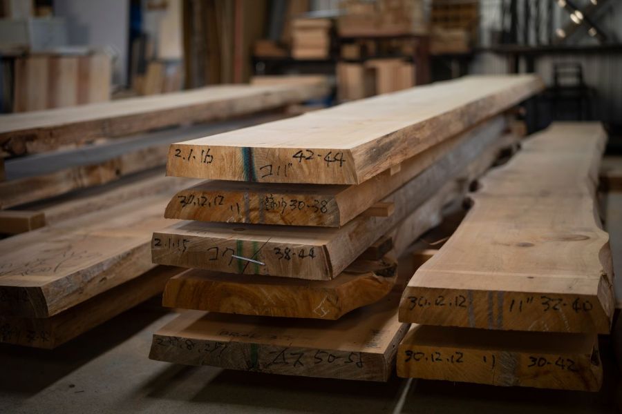 側面にメモ書きされた木の板が積み重なっている様子