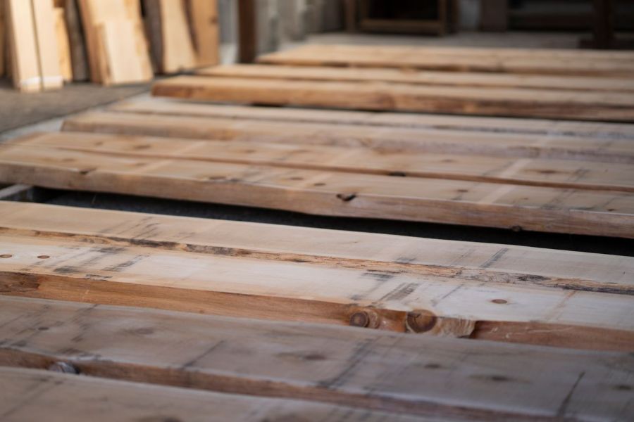 無垢の板が並べられている様子